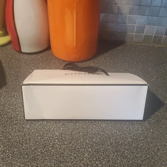 Chanel White Gift Boxes - Picture 14 of 14